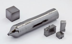 El tantalio es un metal de color gris-azulado, dúctil y resistente a la corrosión.